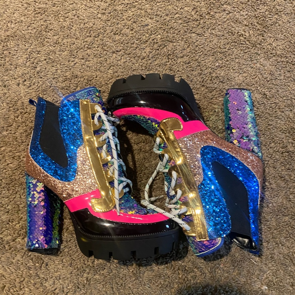 Stylish boot from AKIRA that is size 9 1/2